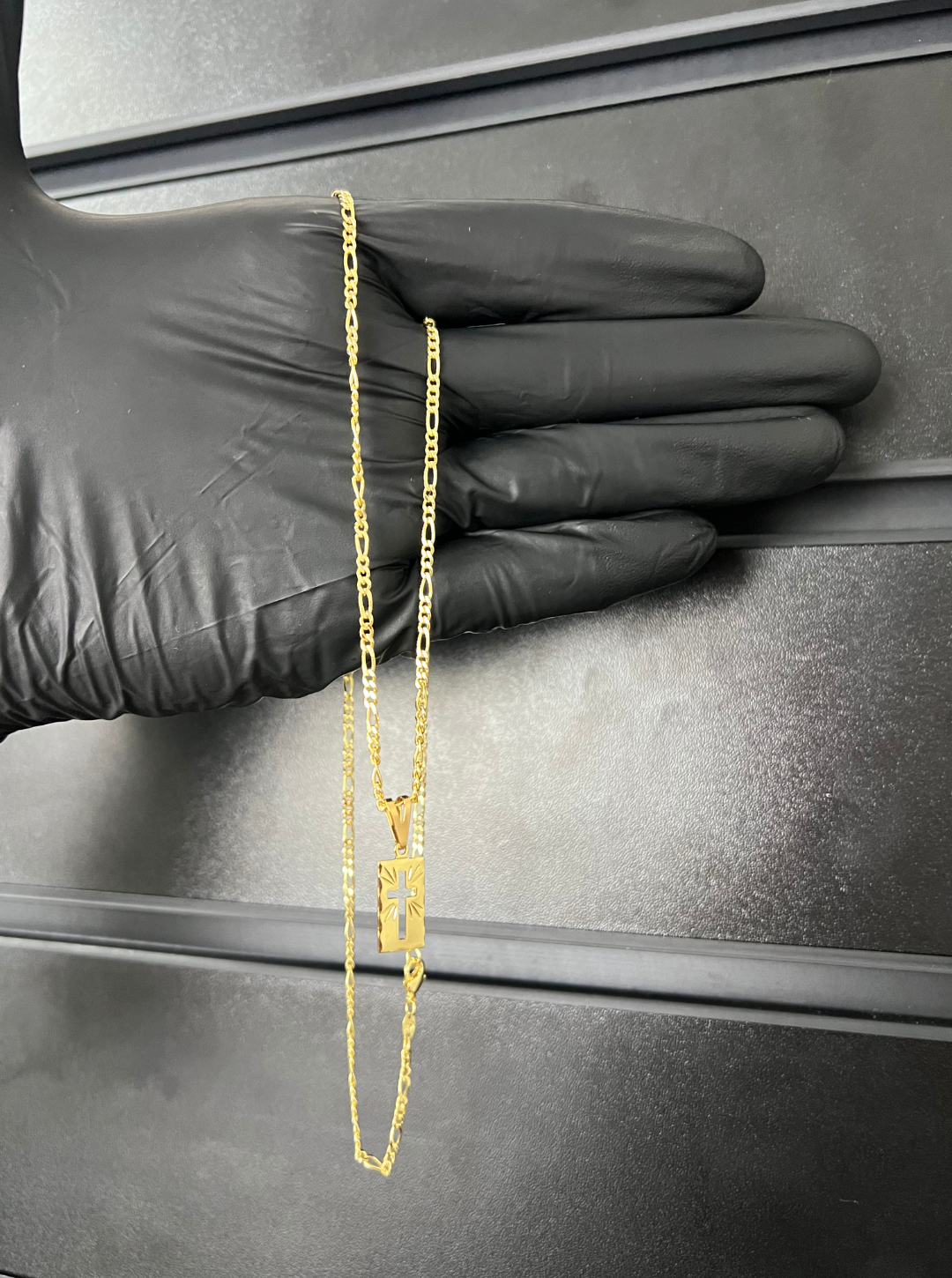 Kit Corrente Fígaro 2mm + Pingente Crucifixo Vazado - Banhado a Ouro 18K